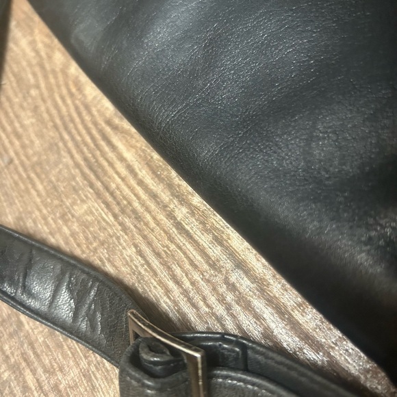 Danier MINT new as possible Black Leather Messenger/crossbody bag ultra soft - Picture 10 of 16